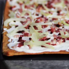 Flammkuchen mit Käseboden